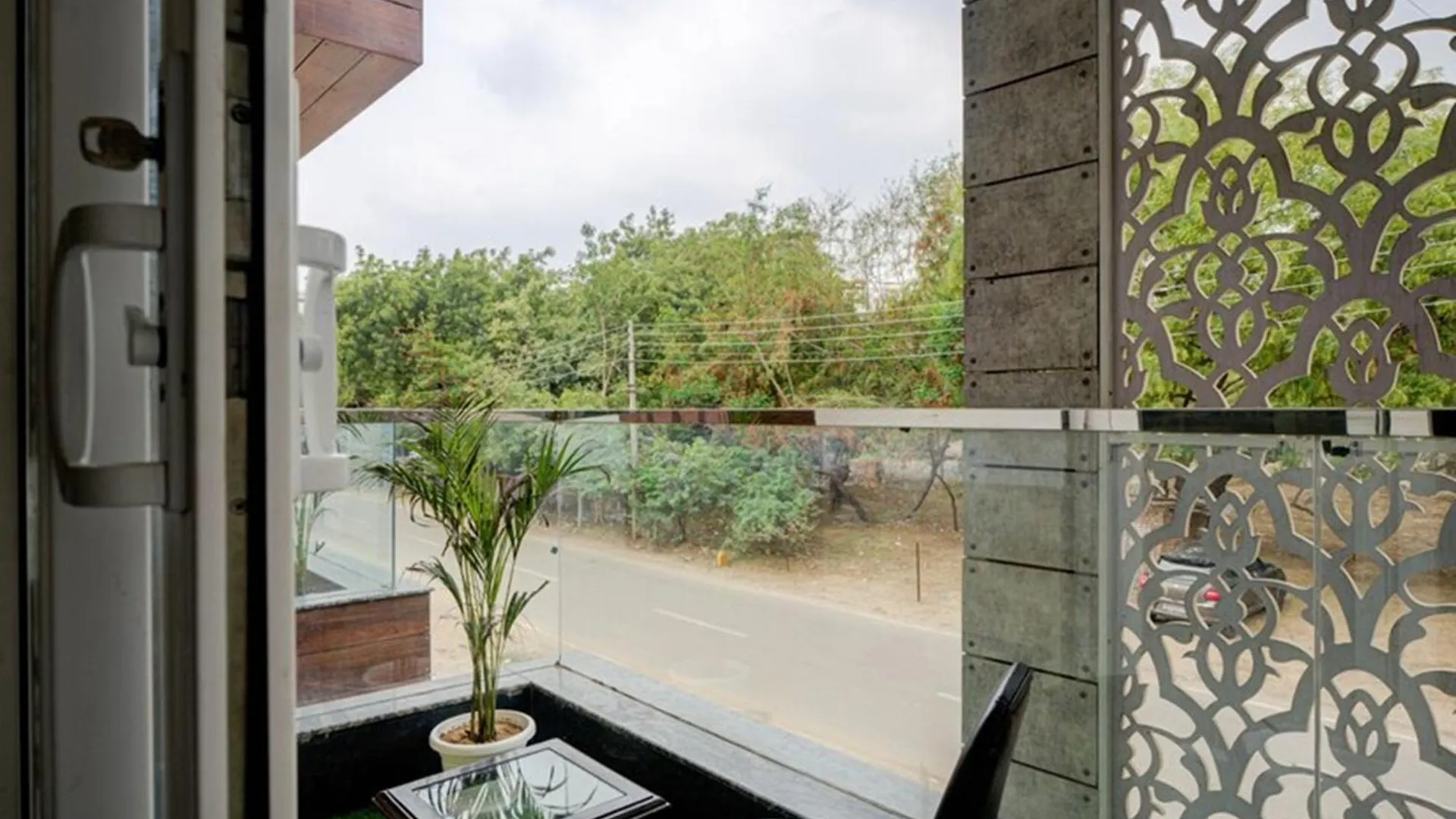 גורגאון Luxury Studio Apartment With Kitchenette & Private Balcony ,Gurugram 2*,  הודו