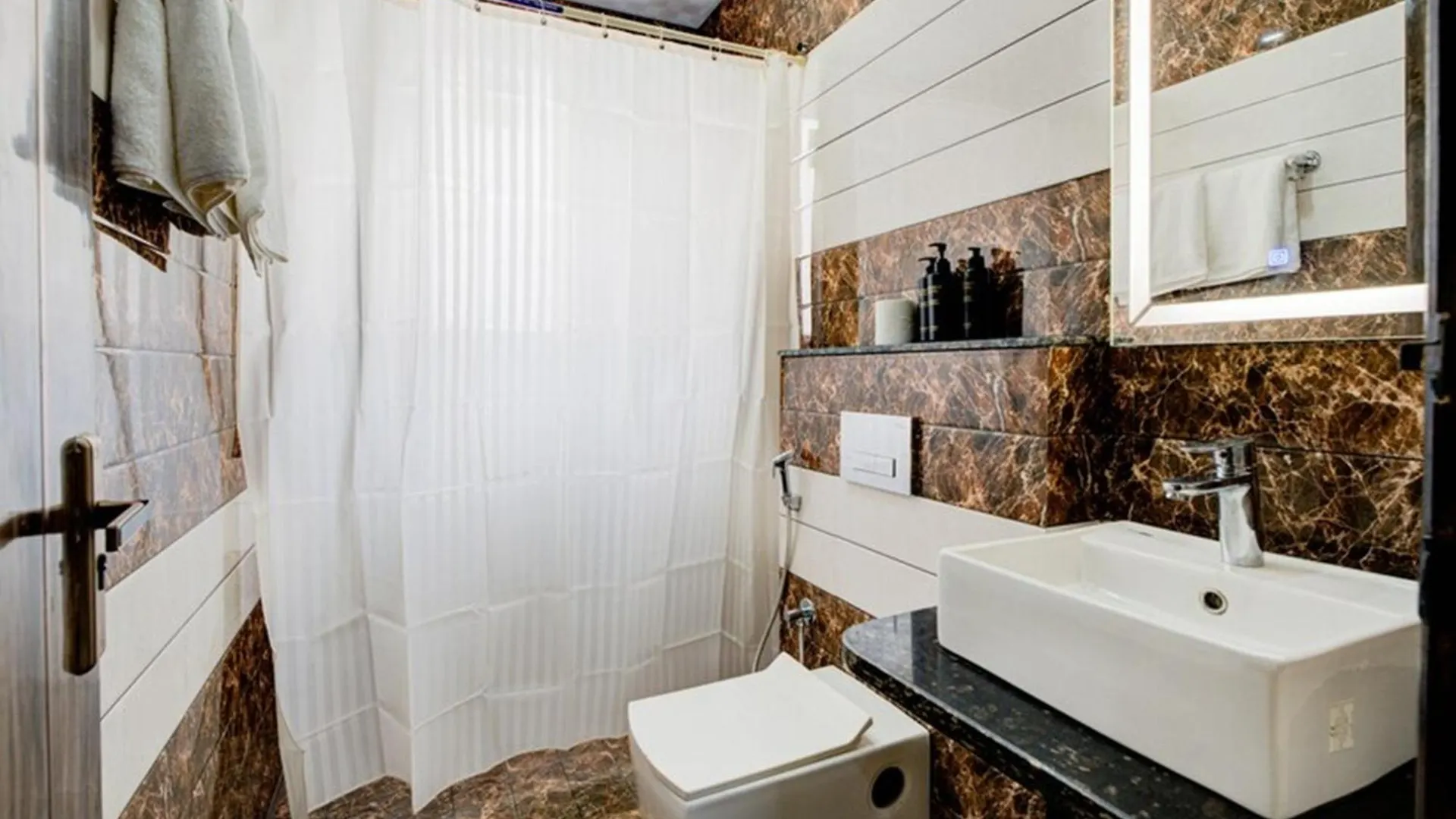 גורגאון Luxury Studio Apartment With Kitchenette & Private Balcony ,Gurugram מלון