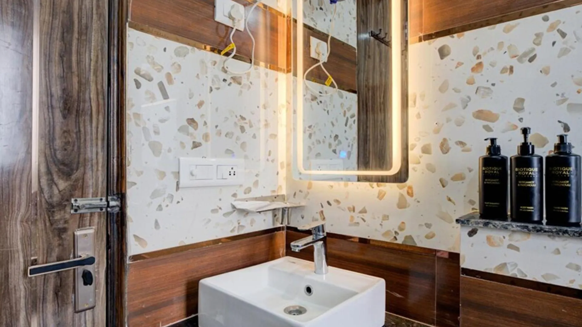 גורגאון Luxury Studio Apartment With Kitchenette & Private Balcony ,Gurugram 2*,