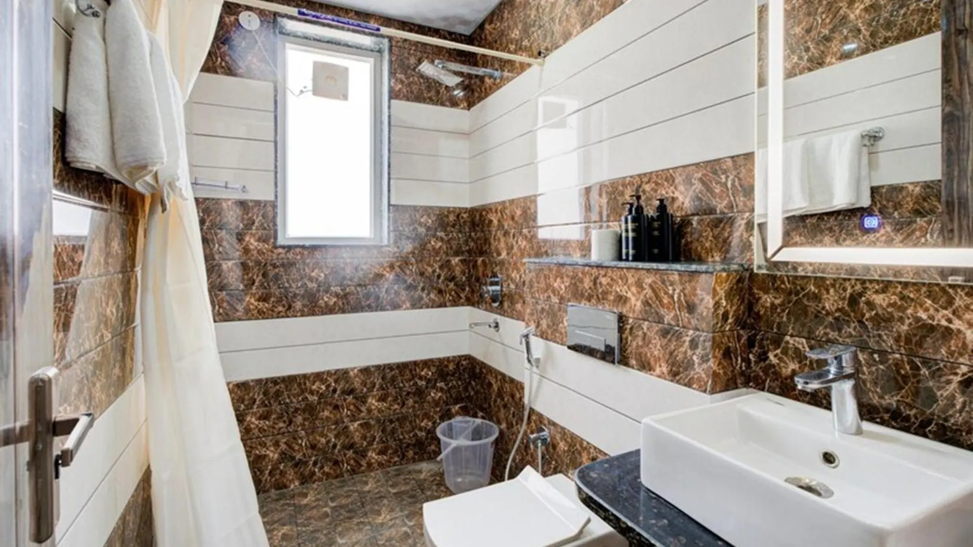 Luxury Studio Apartment With Kitchenette & Private Balcony ,Gurugram Gurgaon Inde